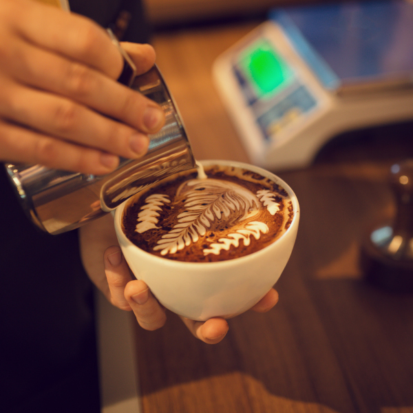 Jak stworzyć kawowe arcydzieło? Przepisy na kawę speciality, latte art i dodatki smakowe